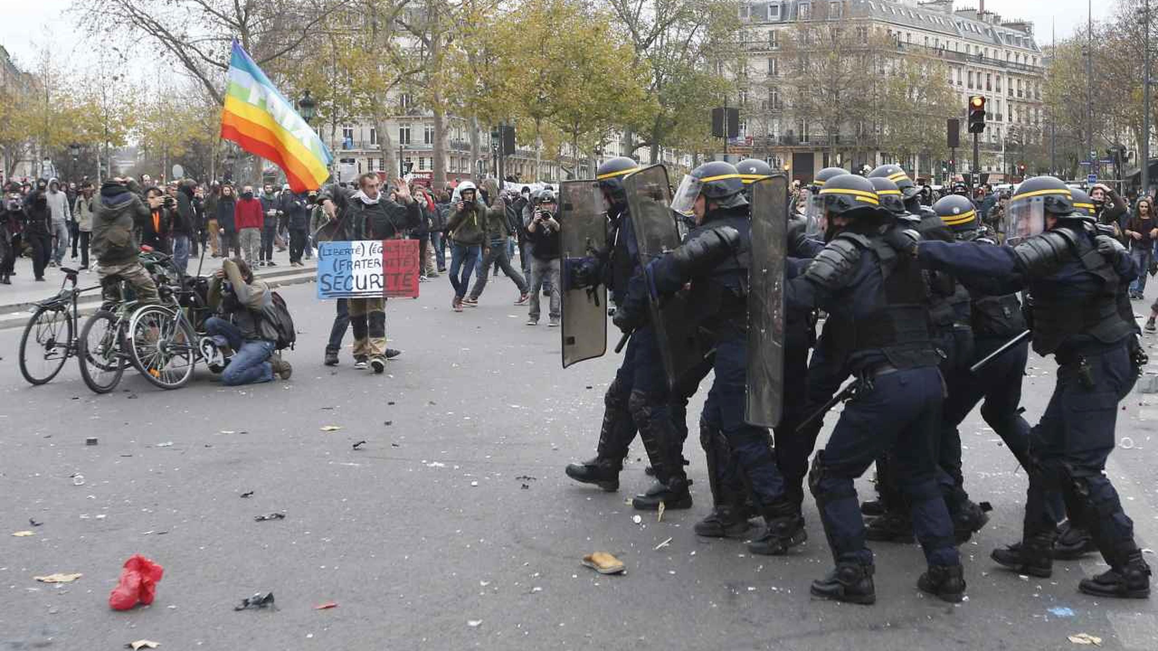 Polícia detém uma centena de manifestantes durante confrontos em Paris